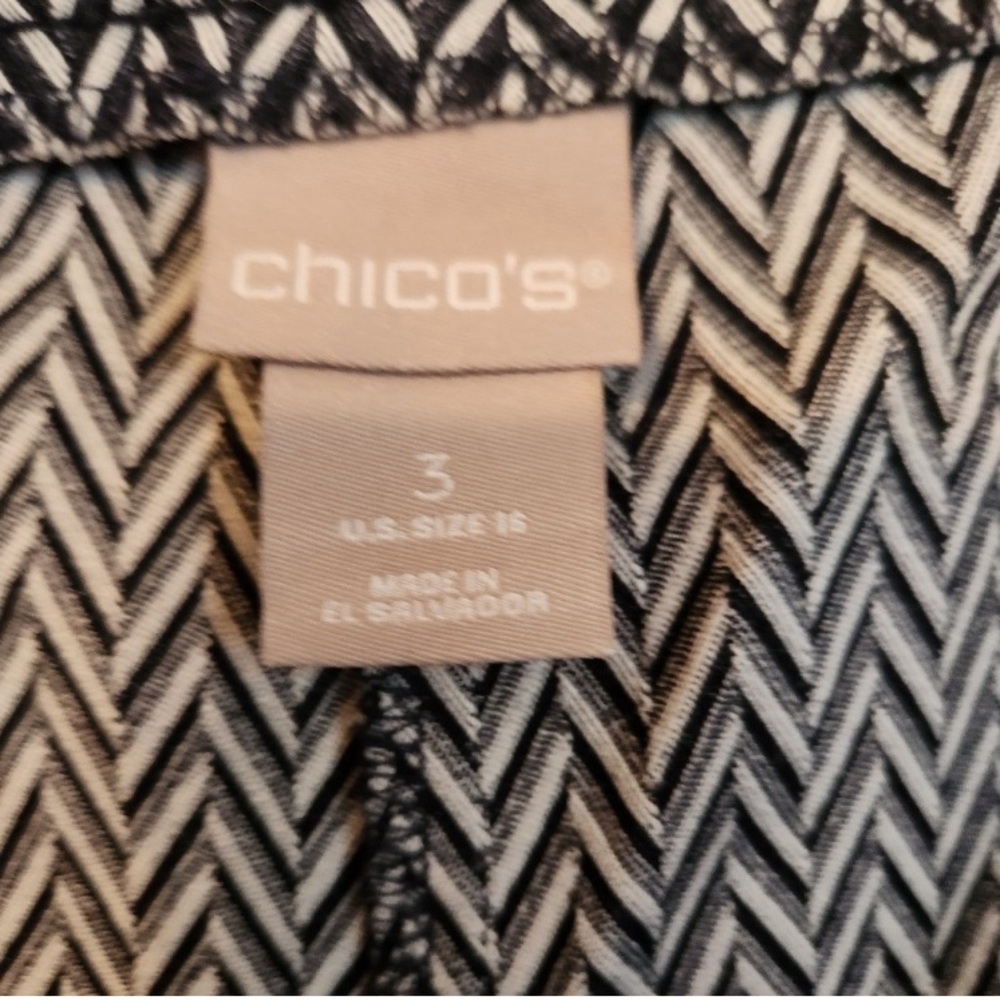 Chico’s ankle length pull on pants. 2 front pockets. Black and white